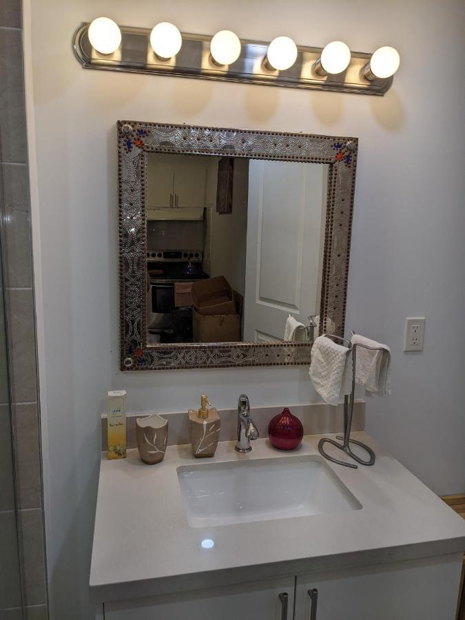 Bright Parkdale Court - Little Portugal W/ Free Parking Apartman Toronto Kültér fotó