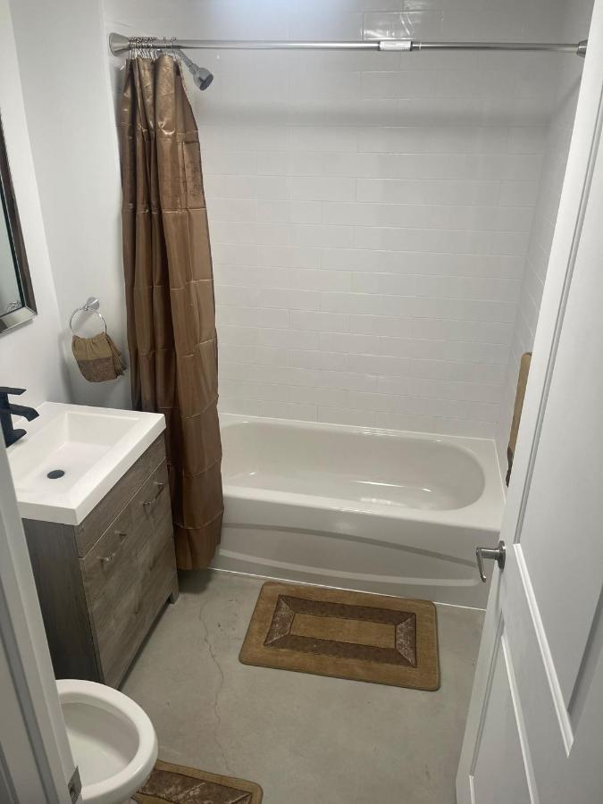 Bright Parkdale Court - Little Portugal W/ Free Parking Apartman Toronto Kültér fotó