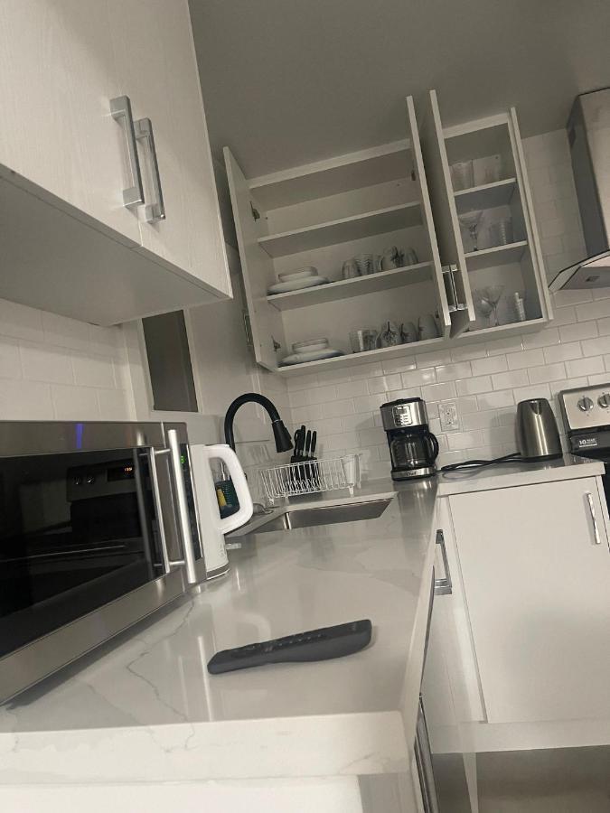 Bright Parkdale Court - Little Portugal W/ Free Parking Apartman Toronto Kültér fotó